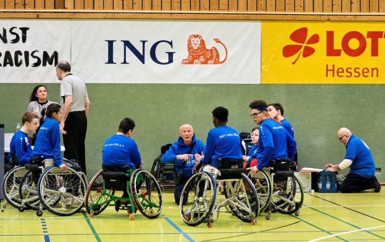 Trainer Hans Groll bei einem TimeOut